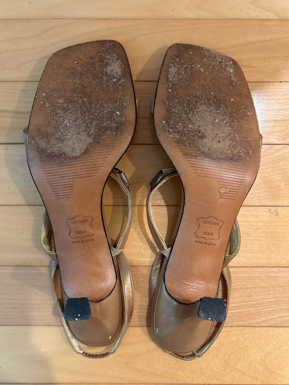 Stuart Weitzman Slingback Kitten Heels in Size 8 Narrow - Picture 6 of 6